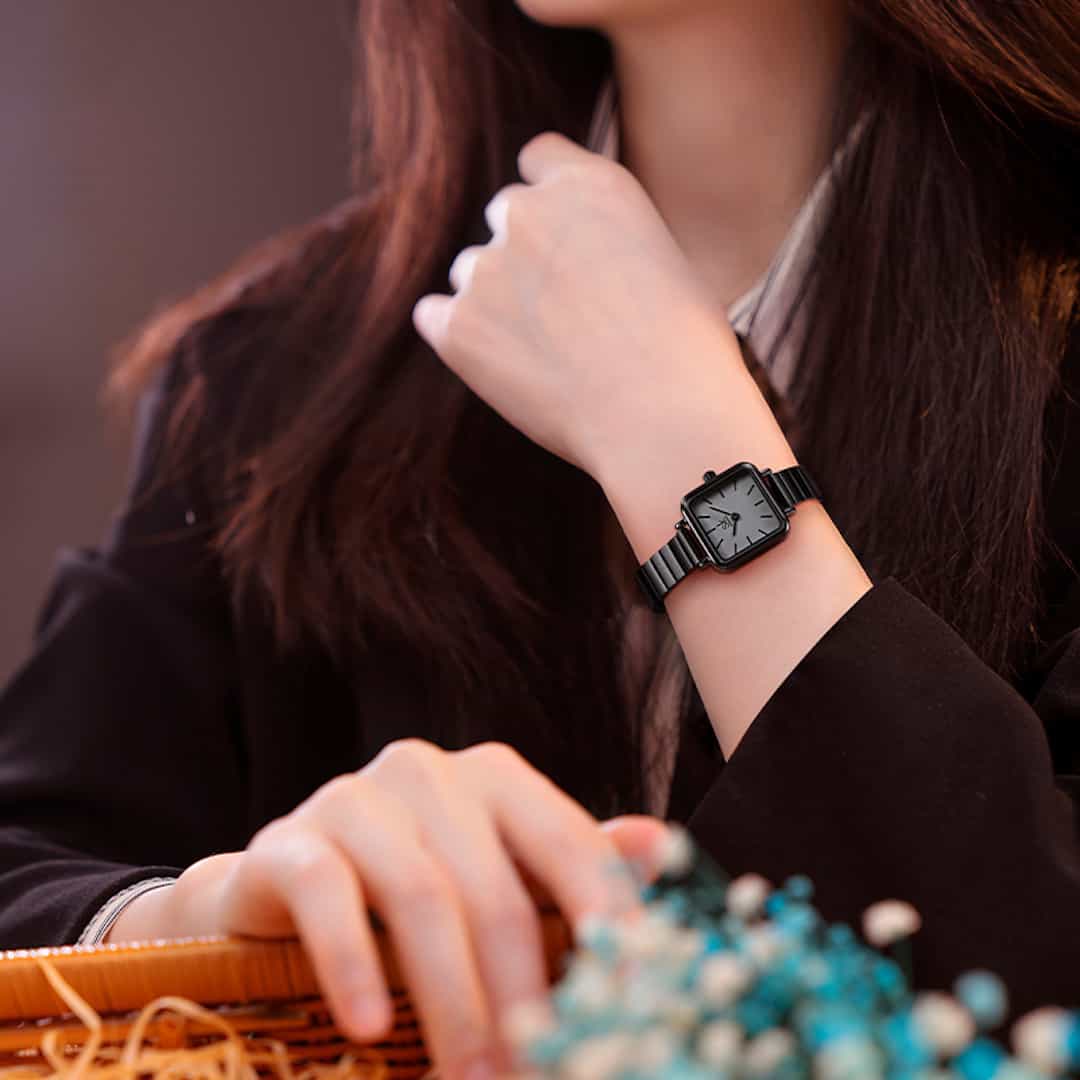 Ženska ročna ura SK Shengke Luxe Black na zapestju v notranjosti.
