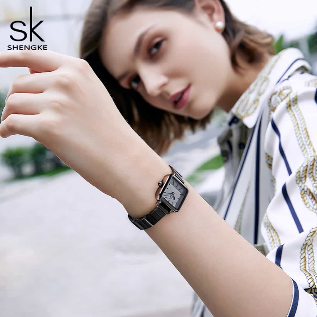Ženska ročna ura SK Shengke Luxe Black na zapestju.