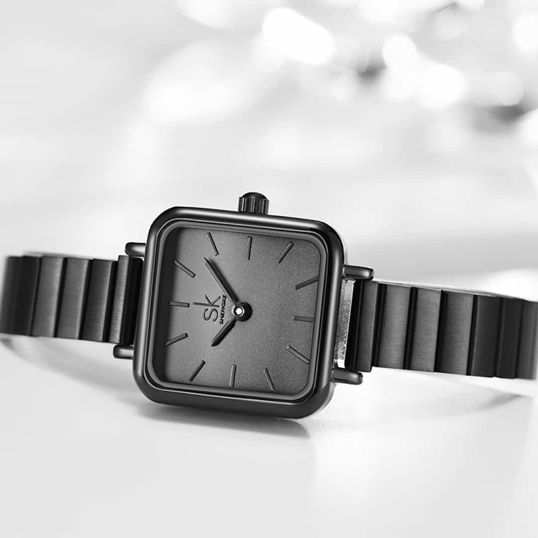 Ženska ročna ura SK Shengke Luxe Black - ležeč pogled.