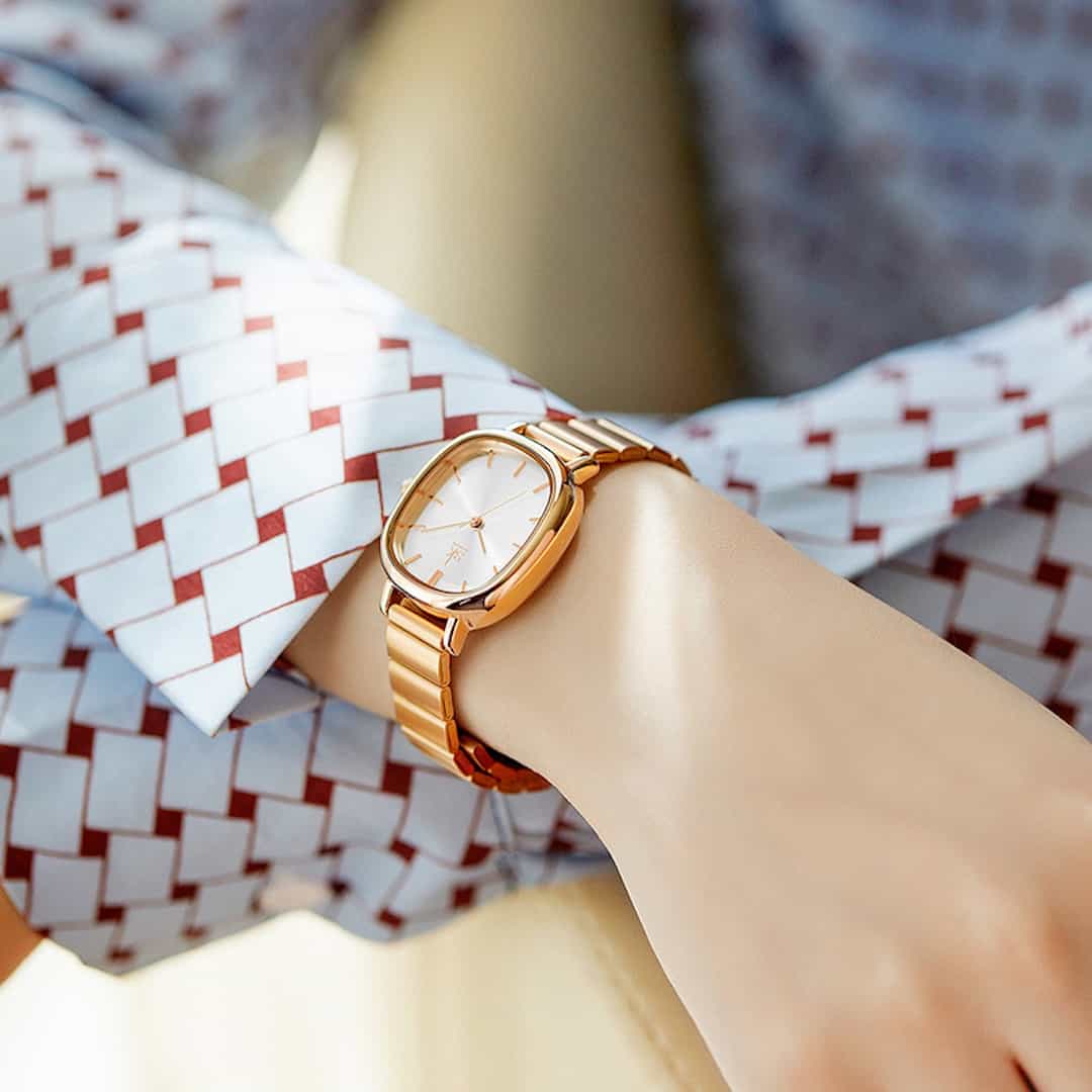Ženska ročna ura SK Shengke Mystic Rose Gold na zapestju.