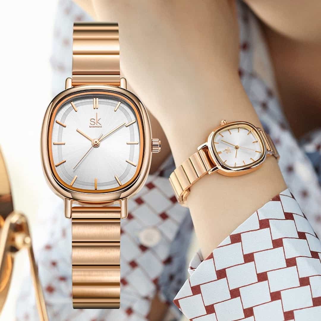 Ženska ročna ura SK Shengke Mystic Rose Gold - pogled ob nošenju.