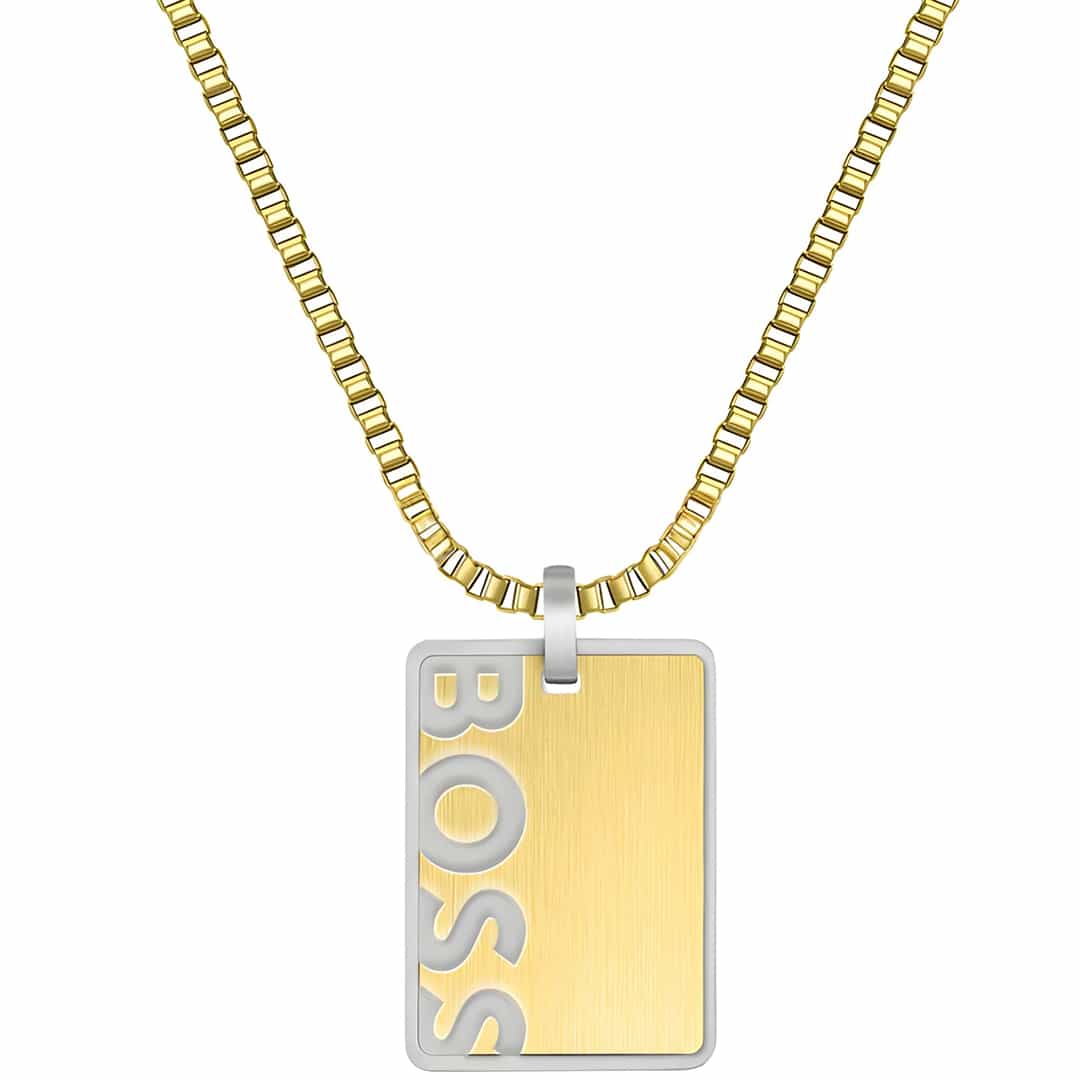 Detajl moške ogrlice Hugo Boss 1580303 z zlato pravokotno ploščico in izrezanim logotipom.