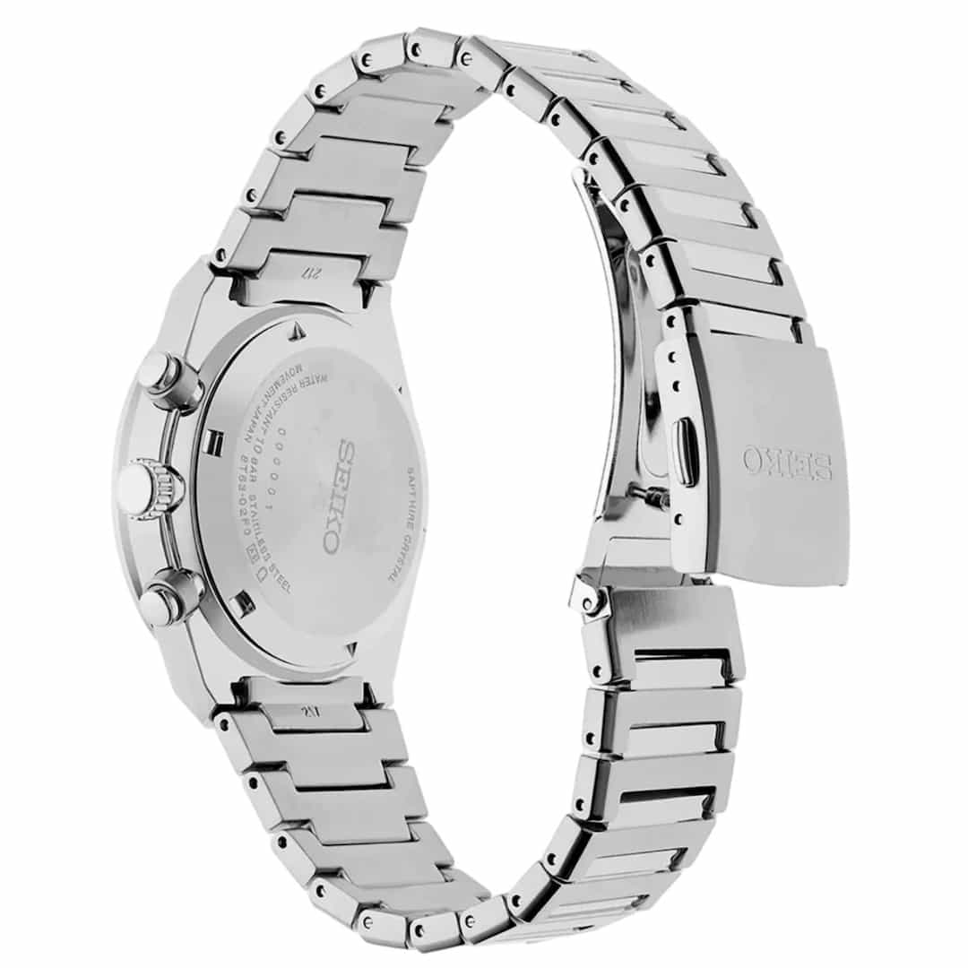 Hrbtna stran ure Seiko Chronograph SSB453P1 z graviranim pokrovom in jekleno zapestnico.