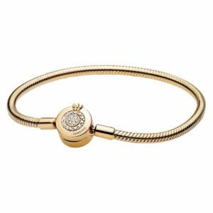 Detajl Pandora zapestnice 569046C01 s krožno zaponko, okrašeno s kristali.