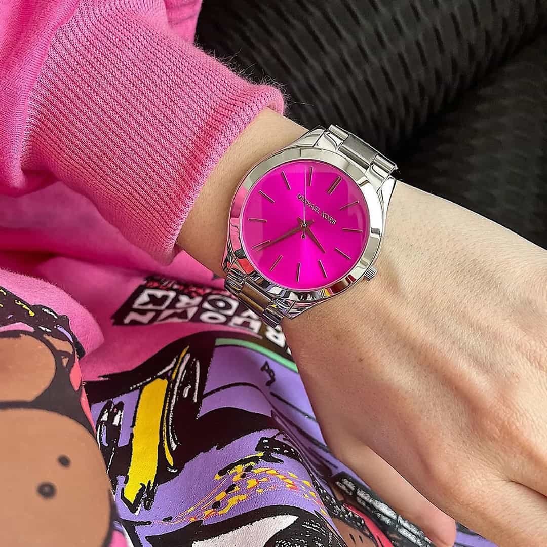 Michael Kors Slim Runway MK3291 na zapestju – izrazita roza številčnica v kontrastu s srebrno uro