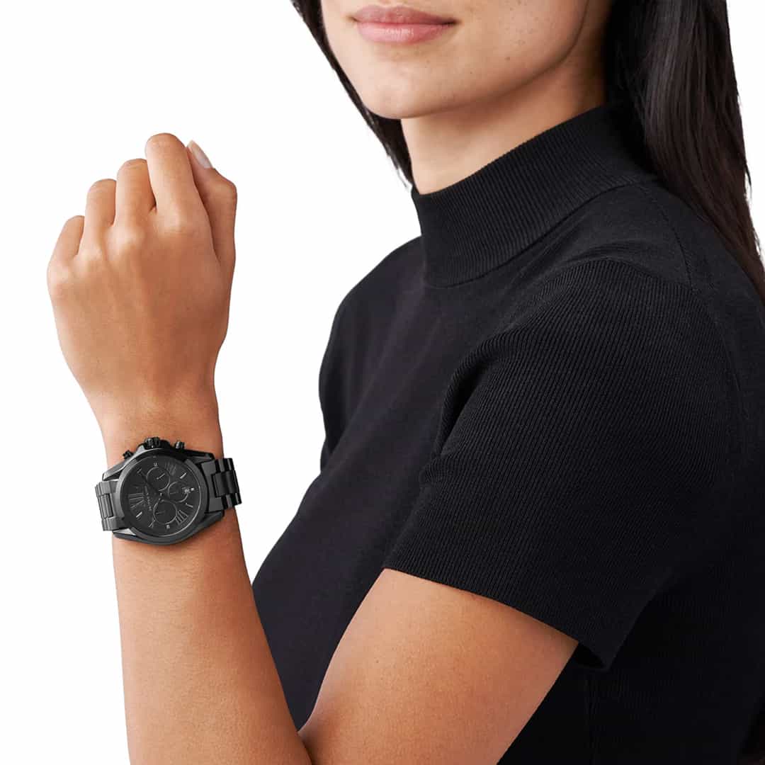 Ura Michael Kors MK5550 na zapestju ženske v črni majici