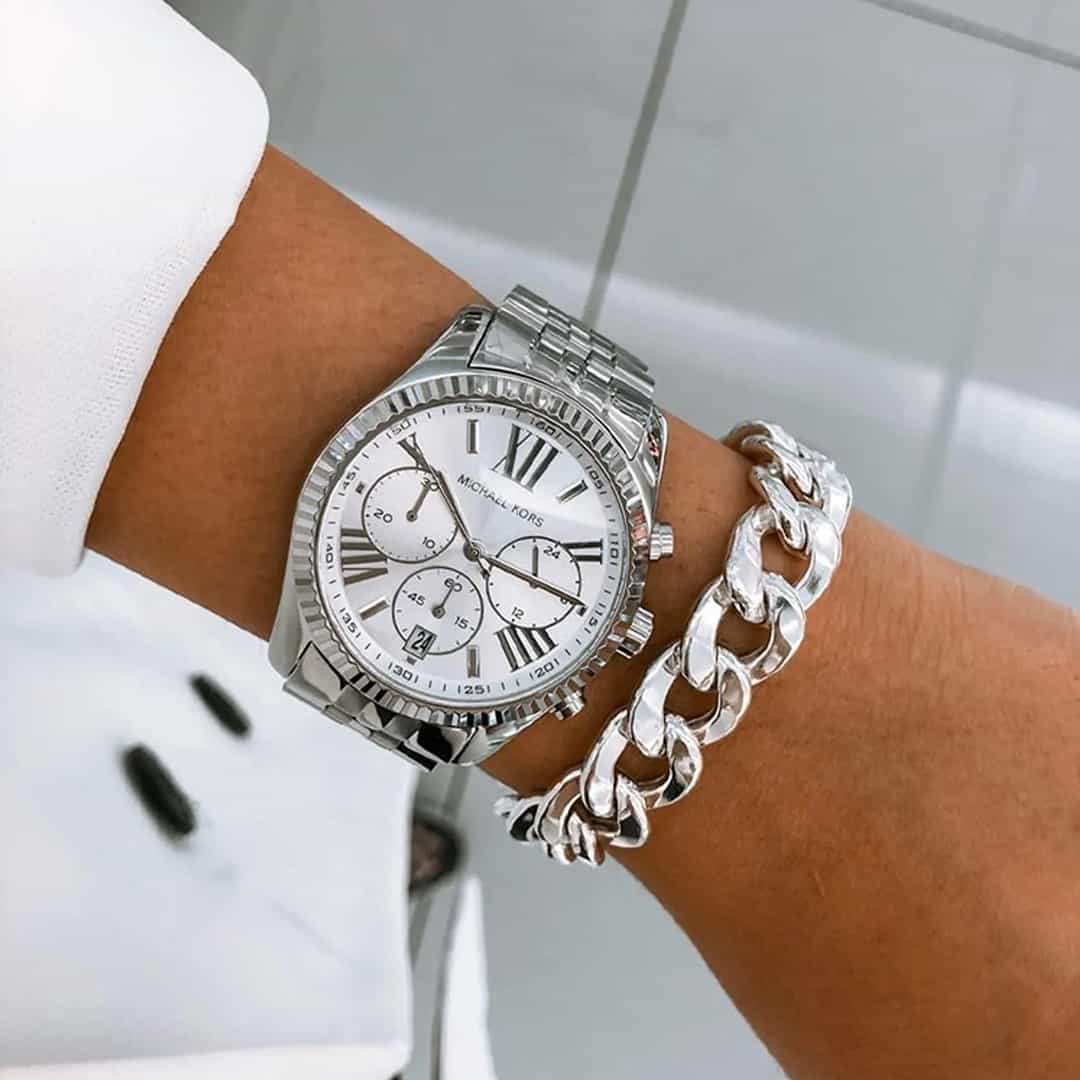 Ženska ura Michael Kors Lexington MK5555 na zapestju, kombinirana s srebrno zapestnico
