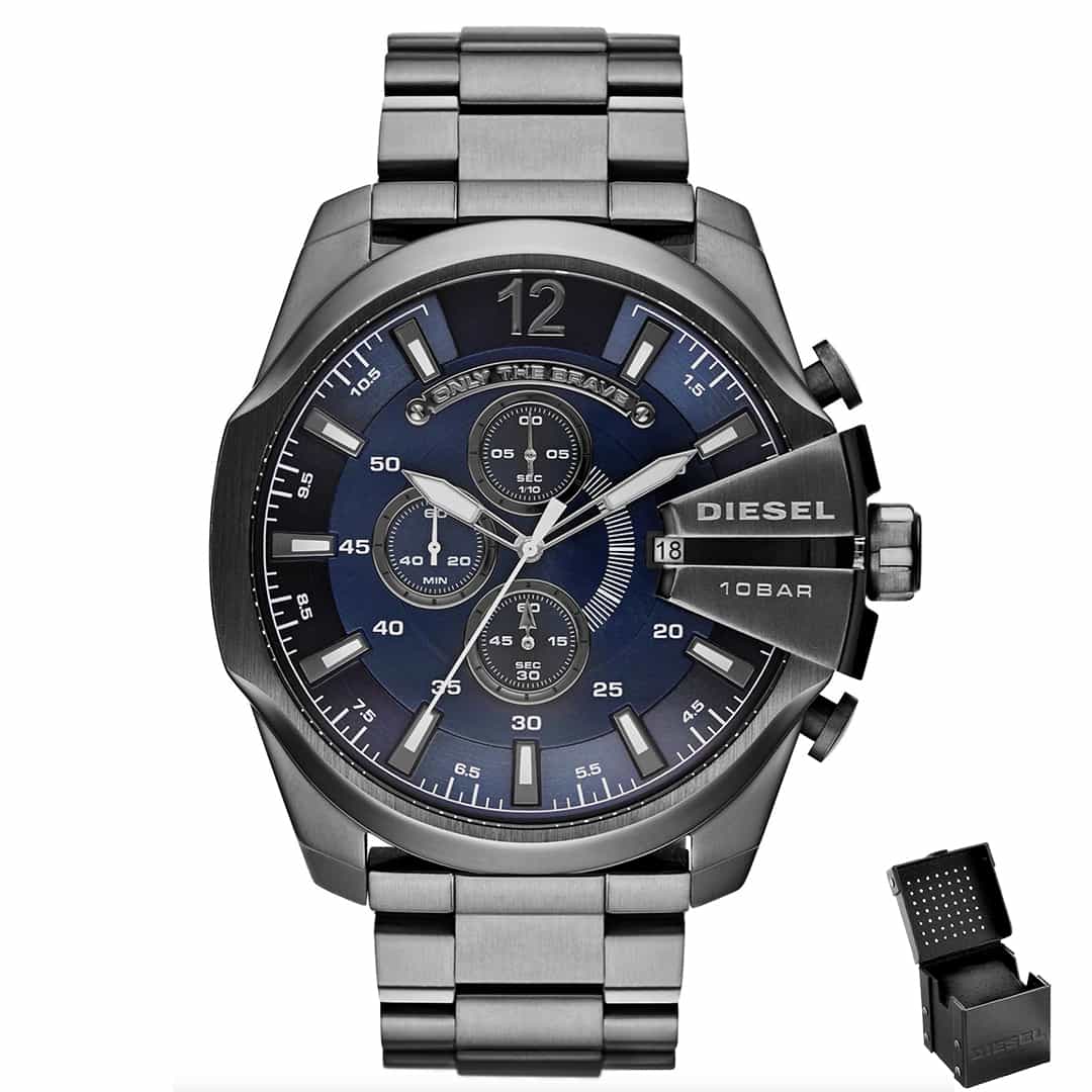 Moška ročna ura Diesel Mega Chief DZ4329 z modro številčnico in temno sivim kovinskim paščkom, prikazana ob darilni škatlici