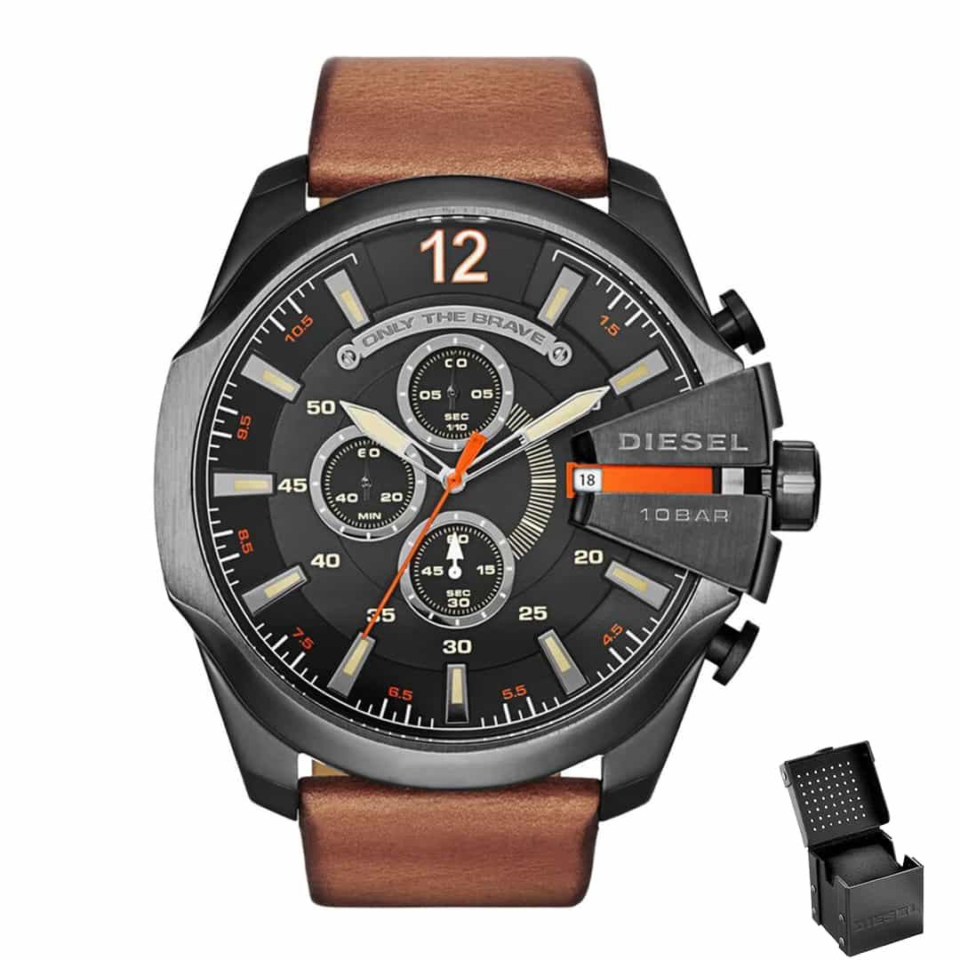 Moška ura Diesel Mega Chief DZ4343 s črnim ohišjem, rjavim usnjenim paščkom in oranžnimi poudarki, ob originalni darilni škatlici