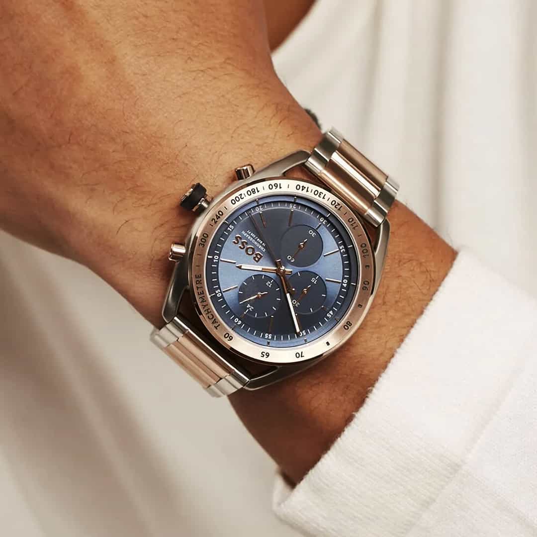 Detajl ure Hugo Boss Centre Court 1514026 z modro številčnico in zlatimi poudarki