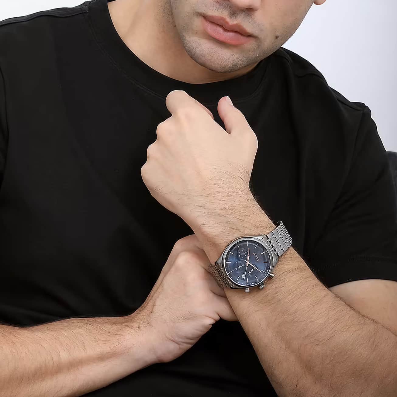 Hugo Boss Gregor 1514083 na zapestju – modra številčnica in temno siva zapestnica iz nerjavečega jekla