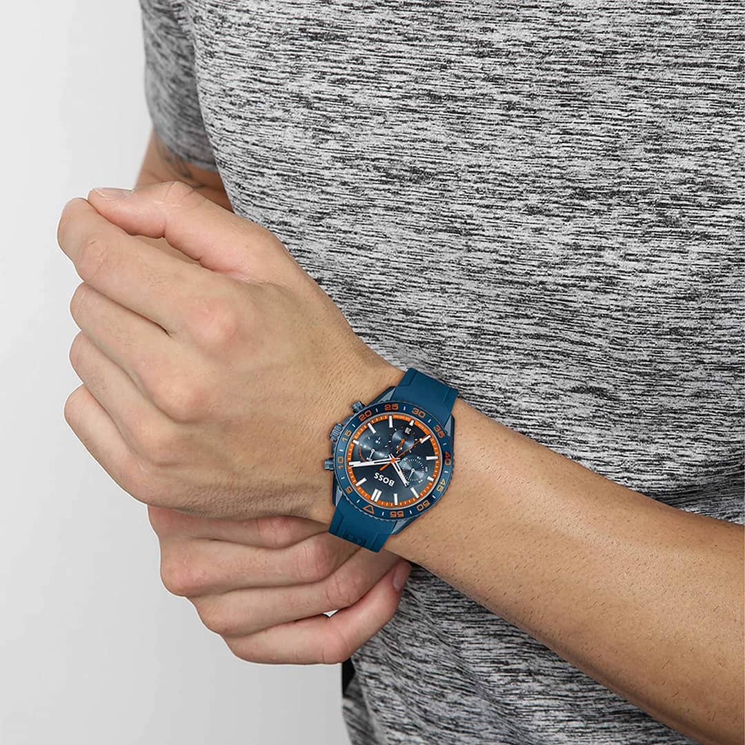 Hugo Boss Runner 1514142 na zapestju – sodoben športni videz z oranžnimi poudarki