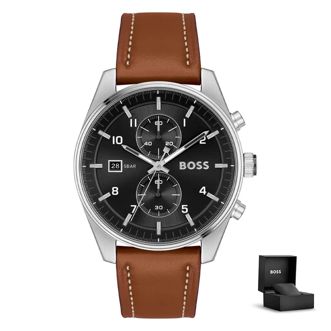 Moška ura Hugo Boss Skytraveller 1514161 s črno številčnico in rjavim usnjenim paščkom, prikazana z originalno darilno škatlico