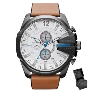 Moška ročna ura Diesel Mega Chief DZ4280 z belim kronografskim številčnikom, črnim ohišjem, rjavim usnjenim paščkom in darilno škatlico